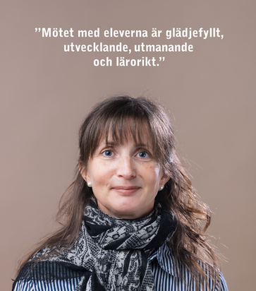 En kvinna med ljust hår och vit skjorta.