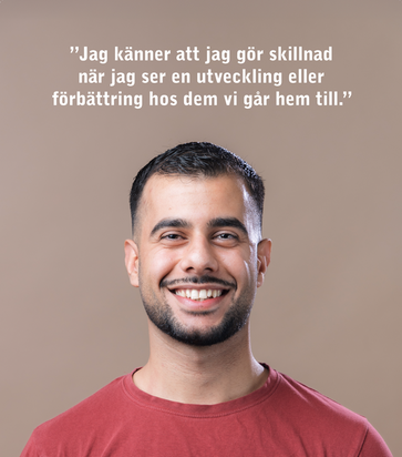 En kvinna med ljust hår och vit skjorta.