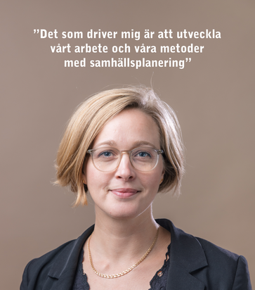 En kvinna med ljust hår i page och glasögon.