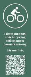 en skylt där det står I detta motionsspår är cykling tillåtet under barmarkssäsong.