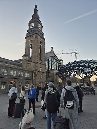 En grupp gående elever utanför Hamburg Hauptbahnhof, centralstationen i Hamburg, Tyskland.