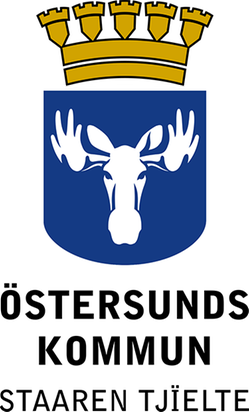 Kommunens stående logotyp med vapnet överst och den svenska och sydsamiska texten centrerad på tre rader under.