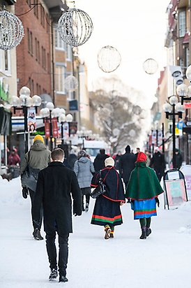 Folkvimmel på en vintrig gågata i Östersund.