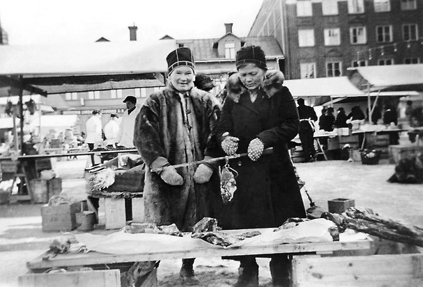 Svartvitt foto på två personer.