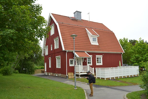 Blåklockan 9, Villa med röd panel och vita fönster