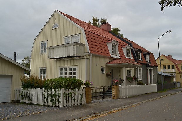 Forellen 9, Villa i ljusgul stående fasad och rött tegeltak.