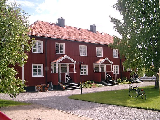 Gersen 1, Flerbostadshus i röd, stående panel i två våningar.