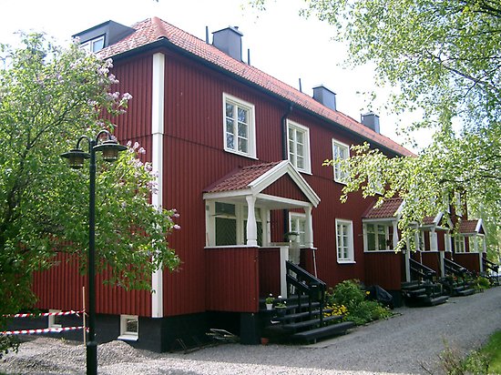 Gersen 1, Flerbostadshus i röd, stående panel i två våningar.