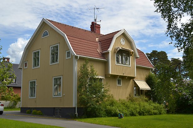 Hasseln 2, Villa i gul, stående träpanel