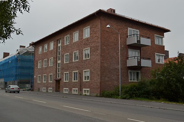 Iden 2, Flerbostadshus i brunt tegel i fyra våningar med grå balkonger.