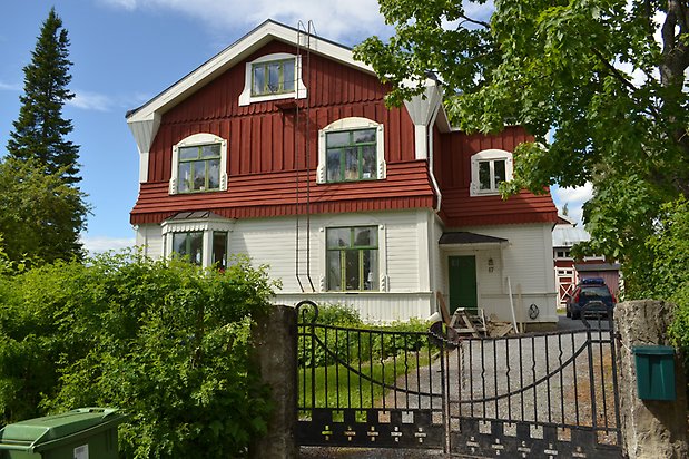 Konvaljen 7, Villa, nedre delen av huset i vit, liggande träpanel, övre delen röd, liggande träpanel