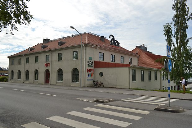 Kräftan 6. Byggnad i två våningar med beige puts och rundade fönster.