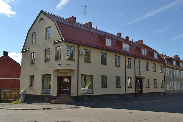 Mörten 3, Flerbostadshus i tre våningar i beige puts med svarta fönster med spröjs.