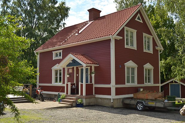 Forellen 2, Villa med röd, liggande panel och vita fönster med spröjs.