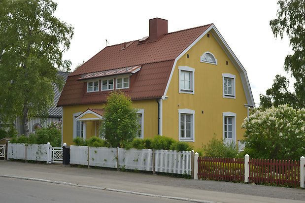 Rödingen 2, Villa i gul träpanel med takkupa och tegeltak.