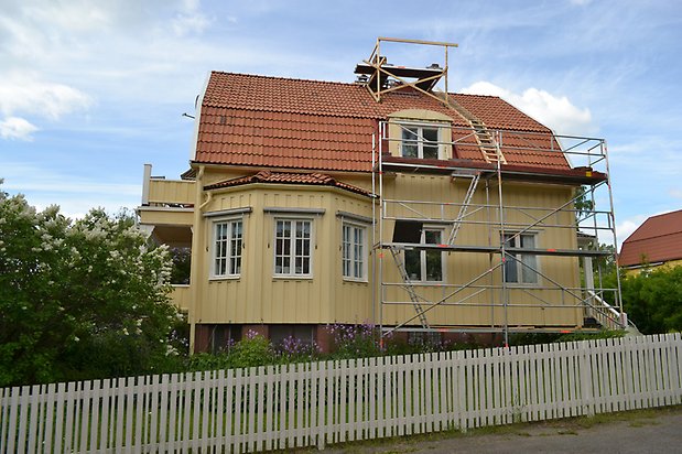 Rödingen 5,  Villa i gul träpanel med vita fönster med spröjs och tegeltak, med en kantig utbyggnad.