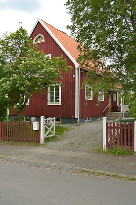 Rödingen 9, Villa i röd träpanel och vita fönster med spröjs.