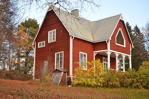 Valla 11:14. Villa i röd liggande panel med vita fönster med spörjs. 