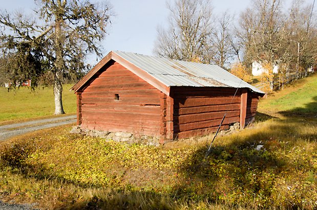 Timrad byggnad målad i rött.