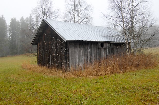 Byggnad i grånad panel.