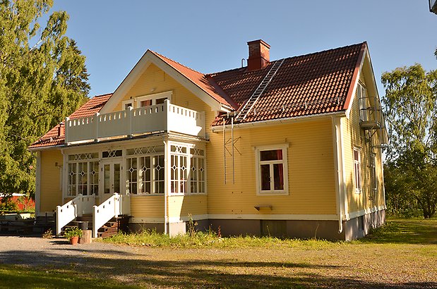 Frösö 3:7. Byggnad i två våningar, i gul puts med vita fönster med spröjs.