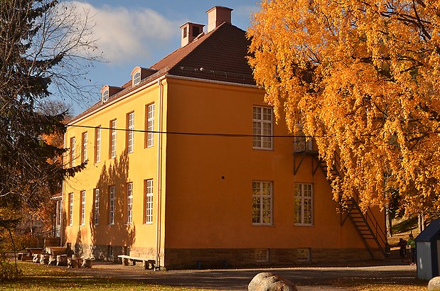 Frösö 3:7. Byggnad i två våningar, i gul puts med stora vita fönster med spröjs.