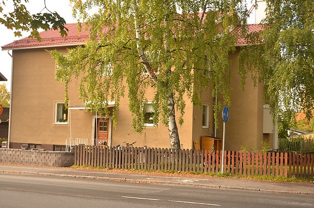 Grävlingen 1 - Bostadshus med beige puts och rött tak.