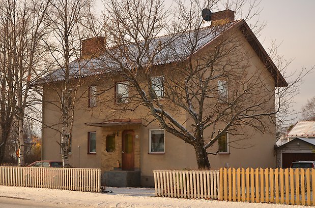 Grävlingen 6 - Bostadshus i två våningar med beige puts.