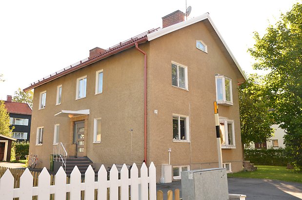 Grävlingen 10 - Bostadshus i två våningar med beige puts.