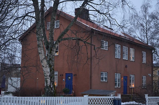 Haren 6 - Bostadshus i två våningar med röd puts och blåa dörrar.