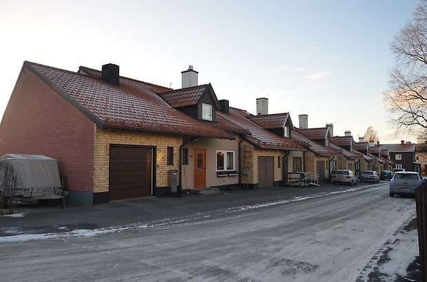 Granaten 1-7 - Länga med radhus i gult tegel.