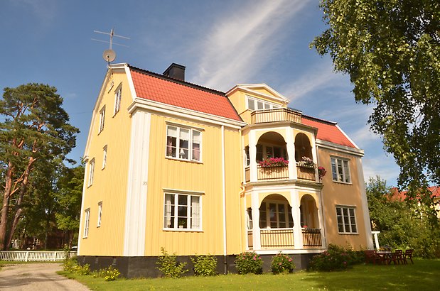 Igelkotten 3 - Hus i gul träpanel med balkonger.