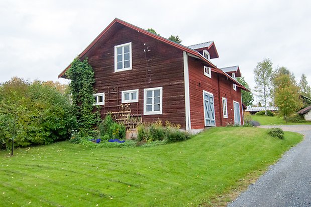 Boda 1:8. Timrad röd byggnad, med två blå dubbelportar och fönster med vita spröjs.