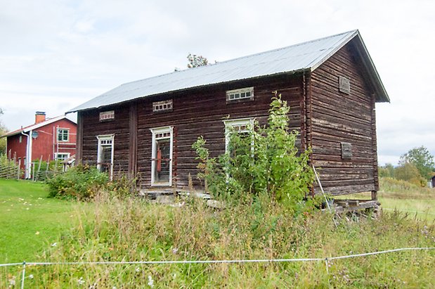 Boda 2:2. Gammalt timrat hus med tre dörrar med vitt dörrfoder med små fönster ovanför.