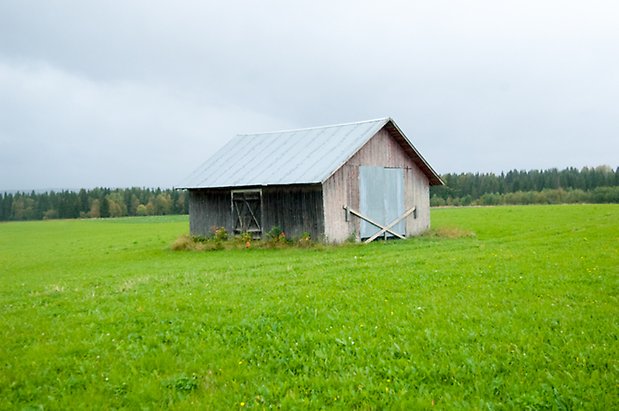 Boda 3:1. Lada i grånad panel med dubbelport i trä och dubbelport i metall.