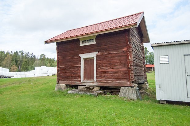 Boda 3:1. Mindre timrad byggnad, rödmålad, med liten dörr.