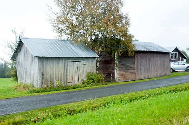 Boda 3:2. Lada i grånad panel med dubbelport.