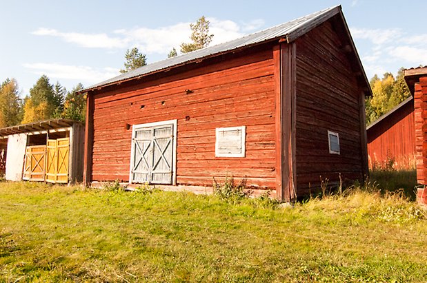 Brevåg 5:1. Timrad, rödmålad byggnad med grå dubbelport.