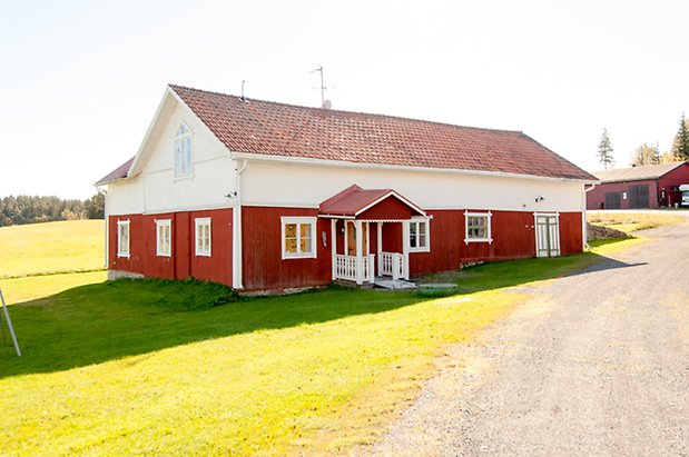 Fjäl 1:29. Ladugård i två våningar, röd undervåning, vit övervåning.