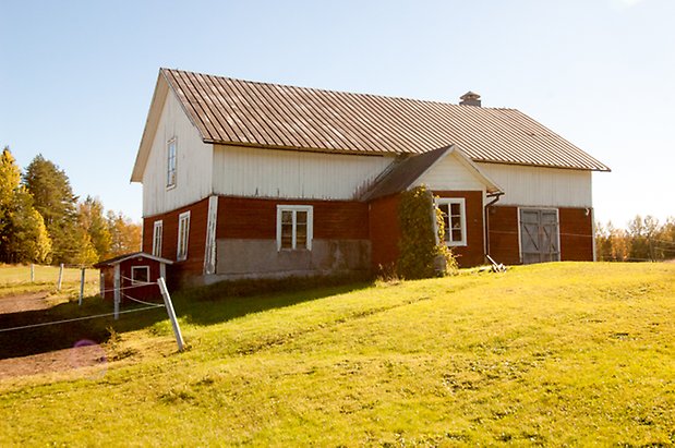 Fjäl 2:17. Ladugård, röd på undervåningen och vit på övervåningen.