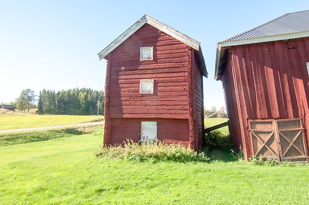 Fjäl 6:11. Timrat, rödmålat härbre.