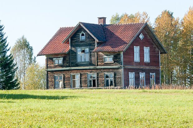 Handog 2:32. Villa i liggande, brun panel med fönster med spröjs.