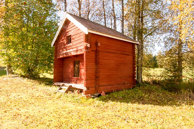 Hökbäck 2:59. Timrat, rödmålat härbre.