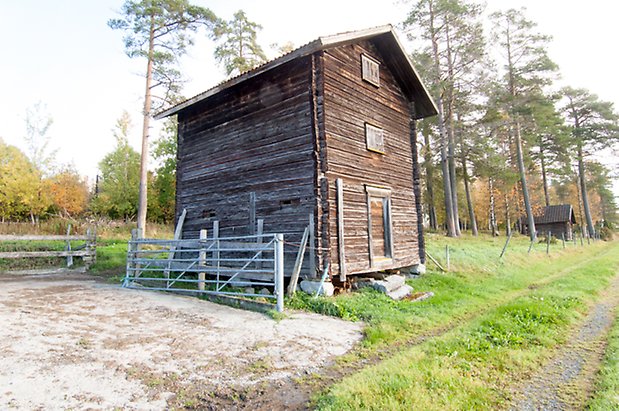 Hölje 1:17. Timrat härbre.