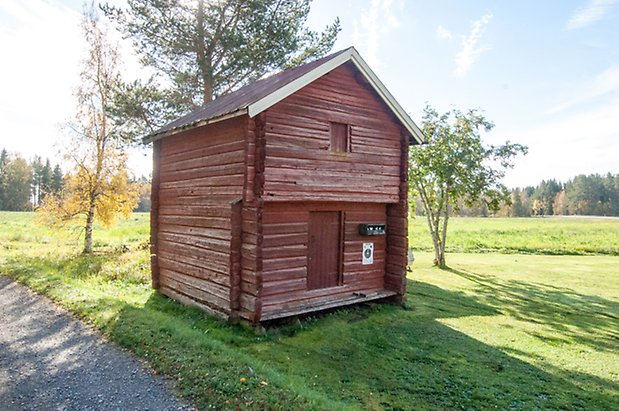 Lits-Bye 1:30. Timrat, rött härbre.