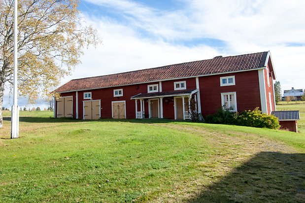 Lits-Böle 1:6. Röd byggnad i två våningar med tre gula dubbelportar, två gula dörrar och fönster.