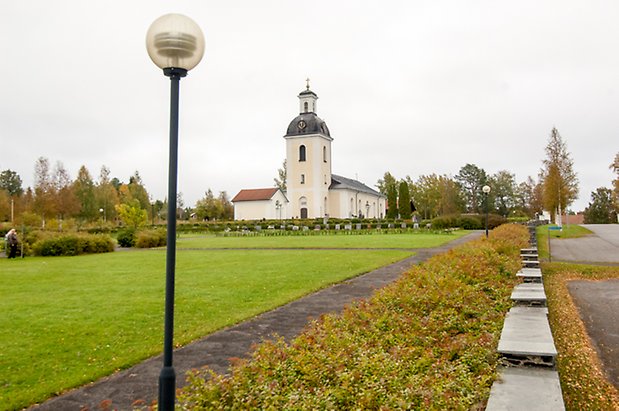 Lits Prästbord 1:2. Kyrka i gul och vit puts.