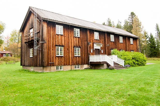 Lits Prästbord 1:18. hus i två våningar i brun panel, vit trapp, fönster med vita spröjs.