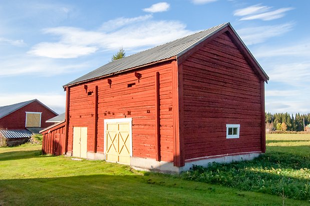 Lits-Åsen 3:7. Röd, timrad byggnad med två gula dubbelportar.