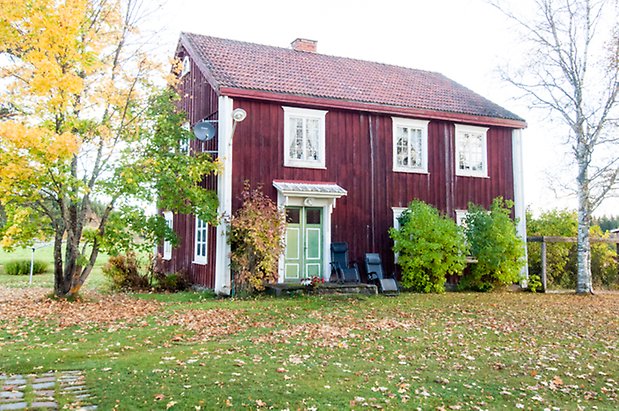 Lits-Åsen 4:6. Hus i två våningar i röd panel med grön dubbelport och vita fönster med spröjs.